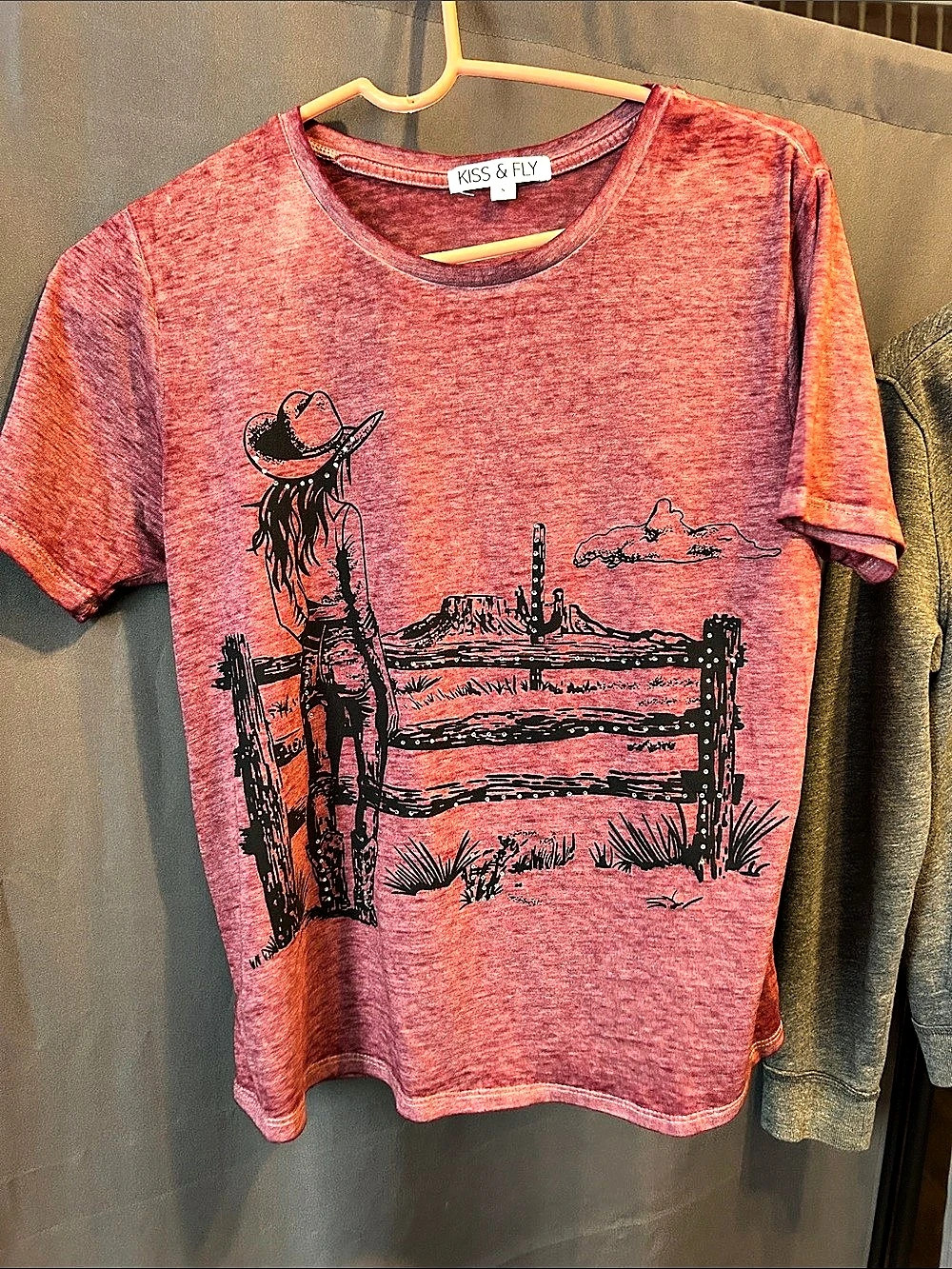 KISS & FLY Graphic Short Sleeve Tee in Red Size Small Like New